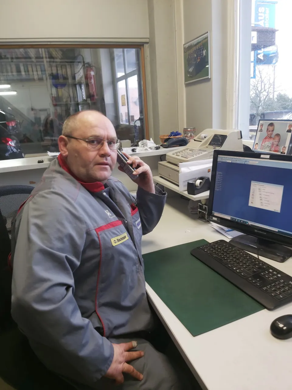 Persönlicher Kundenkontakt im Büro von Autohaus Bockstaller